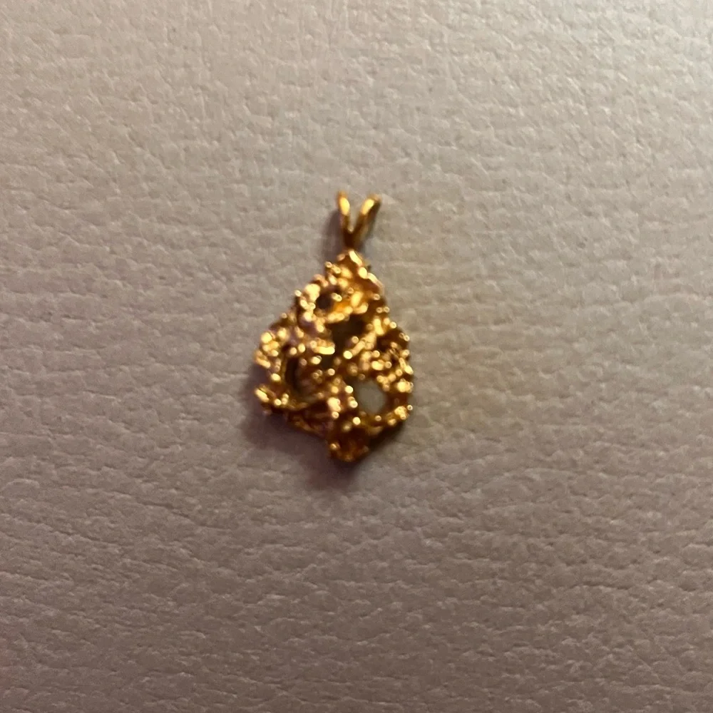 Intricate Gold Pendant for Women - Picture 1 of 3